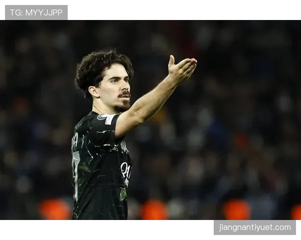 巴黎圣日耳曼更衣室矛盾与战术混乱持续发酵，球队稳定性面临严峻考验